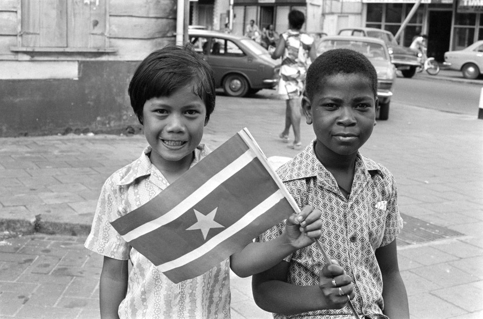 Voorbereiding onafhankelijkheid in Suriname Surinaamse jongetjes met vlaggetjes, Bestanddeelnr 928-2851