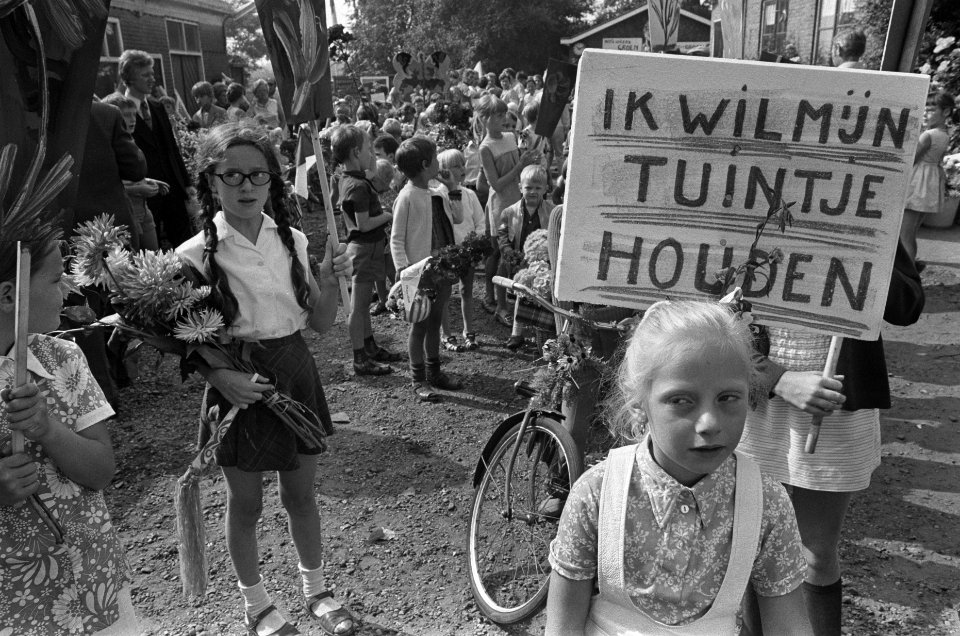 Volkstuinders demonstreren met borden voor behoud tuinen, Amsterdam demonstrant, Bestanddeelnr 923-7919