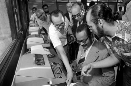Voorbereiding onafhankelijkheid in Suriname Arron opent telexcentrum, Bestanddeelnr 928-2859