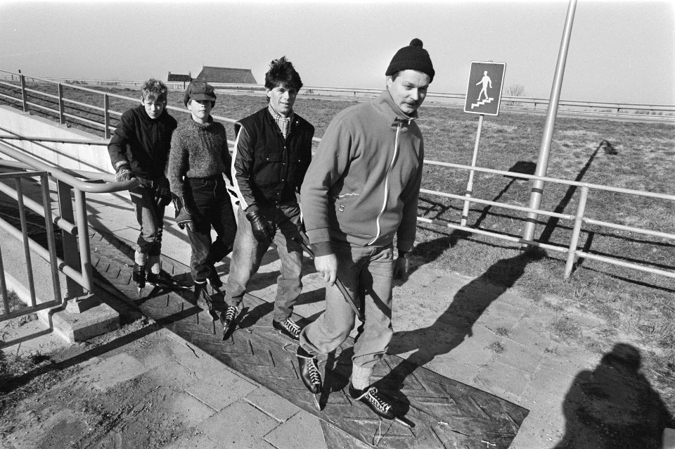 Voorbereidingen Elstedentocht schaatsers komen klunend het tunneltje uit, Bestanddeelnr 933-2416