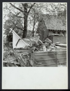 Voorbereidingen en onderhandelingen tot de capitulatie in Wageningen. Kubelwagen, Bestanddeelnr 120-0931