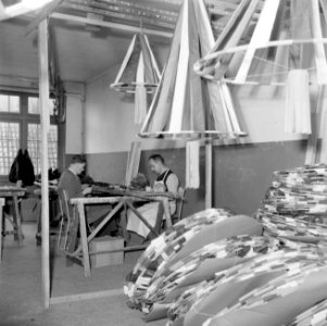 Voorbereidingen Feestversiering in wording, Bestanddeelnr 255-7235