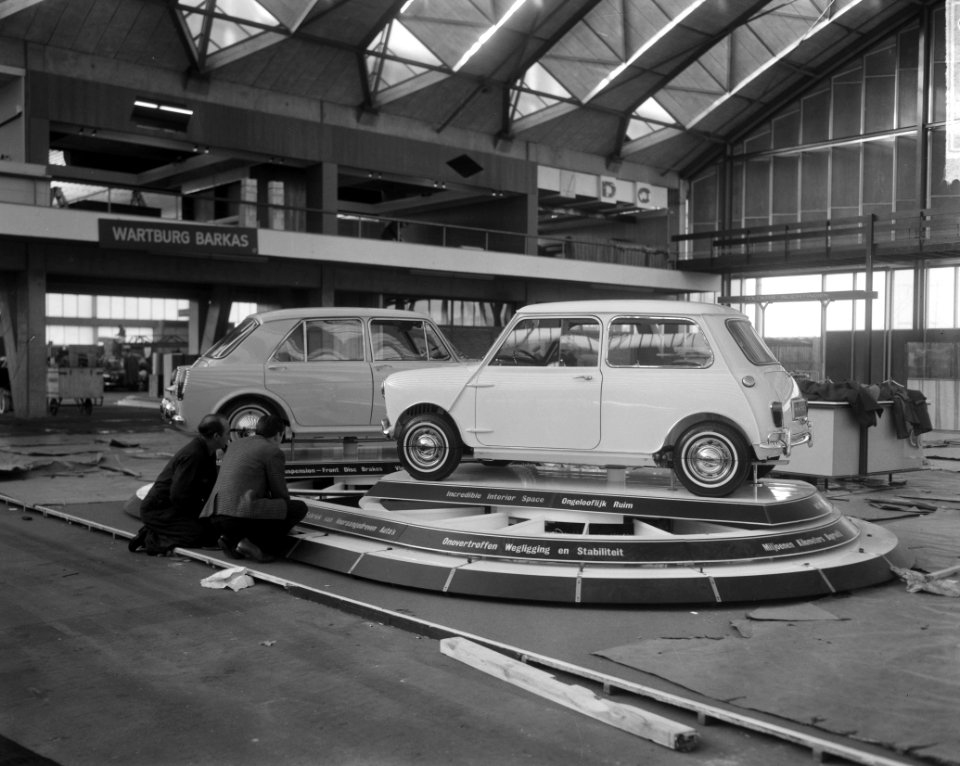 Voorbereidingen 50e personenautotentoonstelling in de RAI op het front van de Eu, Bestanddeelnr 917-4339
