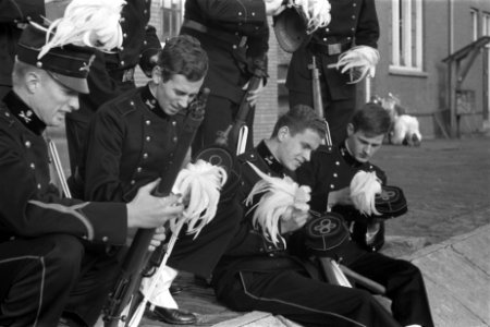 Voorbereiding voor defile van de Koninklijke Studenten Schietvereniging te Amste, Bestanddeelnr 911-7491