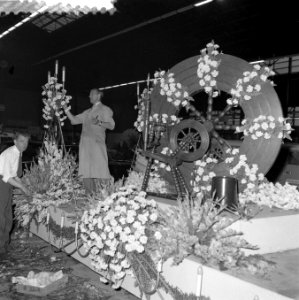Voorbereidingen bloemencorso Rotterdam In de Ahoy-hal, Bestanddeelnr 908-9636
