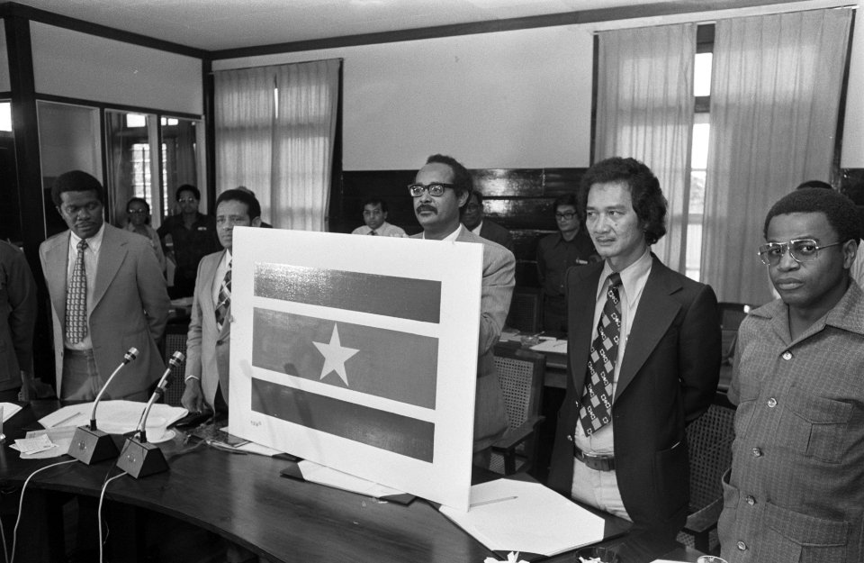 Voorbereiding onafhankelijkheid in Suriname Arron en Lachmon met vlag, Bestanddeelnr 928-2858