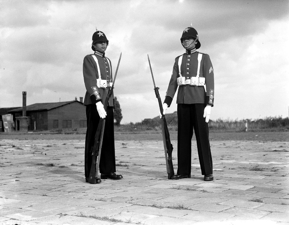 Voorbereidingen. De 425 nieuwe gala-uniformen voor drie ere-compagnieën van de G, Bestanddeelnr 900-0068