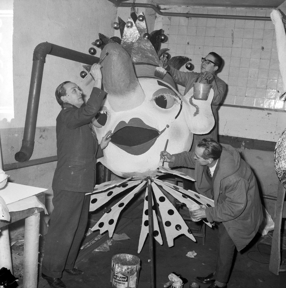 Voorbereidingen Carnaval te Den Bosch mensen bezig met opmaak van figuren en wag, Bestanddeelnr 915-9926