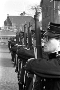 Voorbereiding voor defile van de Koninklijke Studenten Schietvereniging te Amste, Bestanddeelnr 911-7488