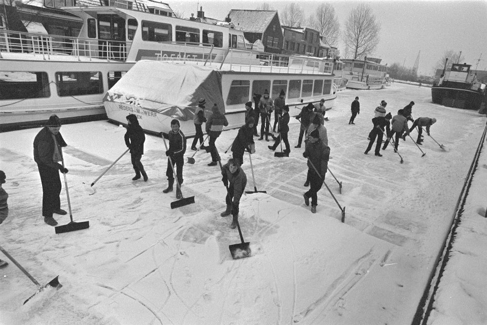 Voorbereidingen Elfstedentocht in Sneek schoolkinderen hun gymnastiekles met ve, Bestanddeelnr 933-2044