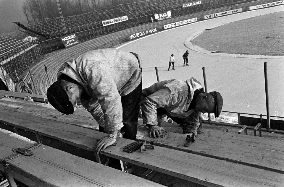 Voorbereidingen Europese kampioenschappen schaatsen te Deventer. Arbeiders bezig, Bestanddeelnr 918-6460