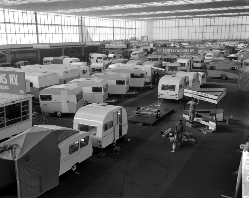 Voorbereidingen Hiswa Goed Kamp in de RAI, overzicht afdeling caravans, Bestanddeelnr 916-1816