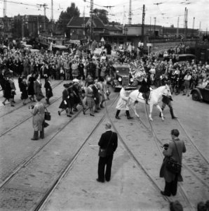 Voorafgegaan door een vaandeldraagster te paard lopen de leden van de VVSL richt, Bestanddeelnr 900-7841