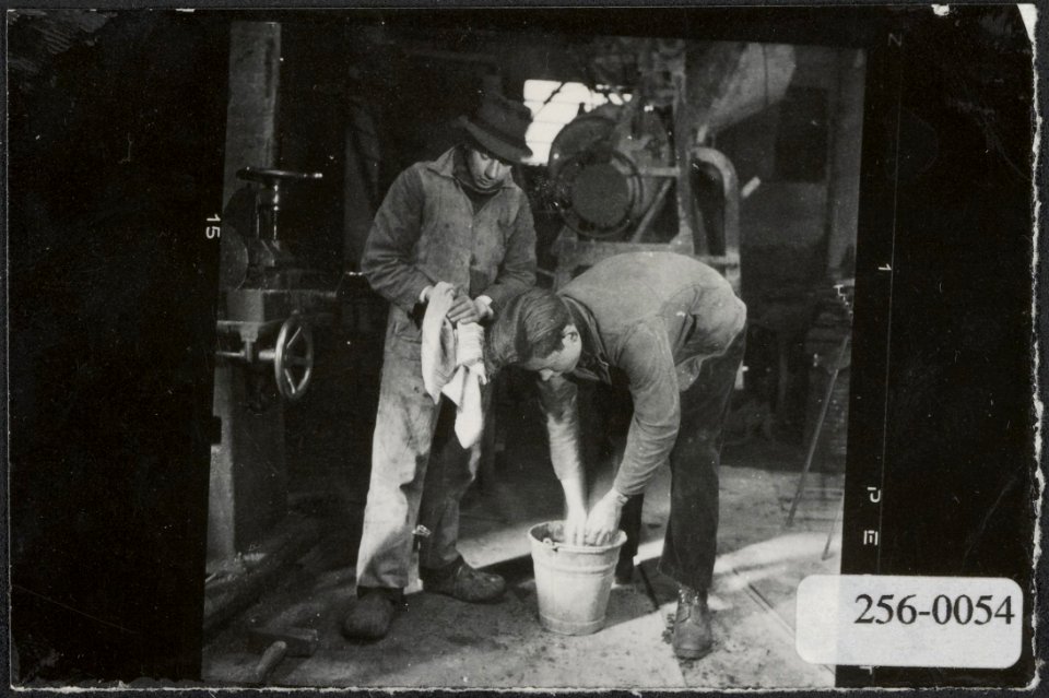 Voorbeeld van hoe men de handen niet moet wassen, Bestanddeelnr 256-0054