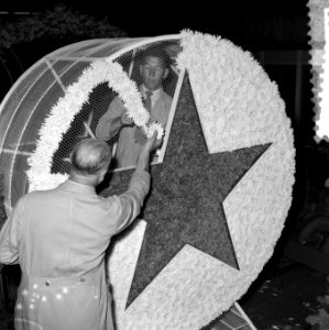 Voorbereidingen bloemencorso Rotterdam In de Ahoy-hal, Bestanddeelnr 908-9634