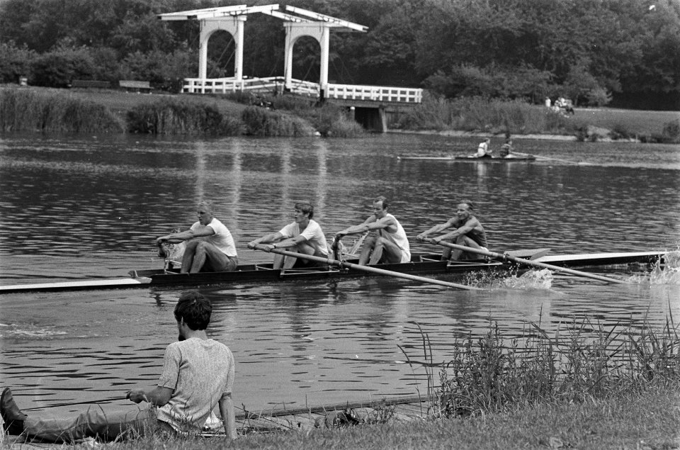 Voorbereiding Internationale Bosbaanregatta roeiers trainen, Bestanddeelnr 923-6965