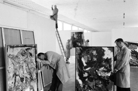 Voorbereiding in Stedelijk museum van Zomertentoonstelling 1962, Bestanddeelnr 914-0636
