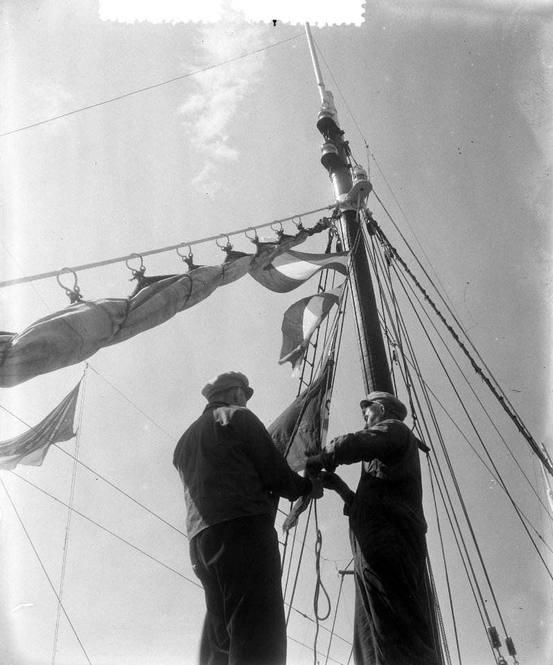 Voorbereiding Vlaggetjesdag in Nederlandse havenplaatsen, Bestanddeelnr 905-7388