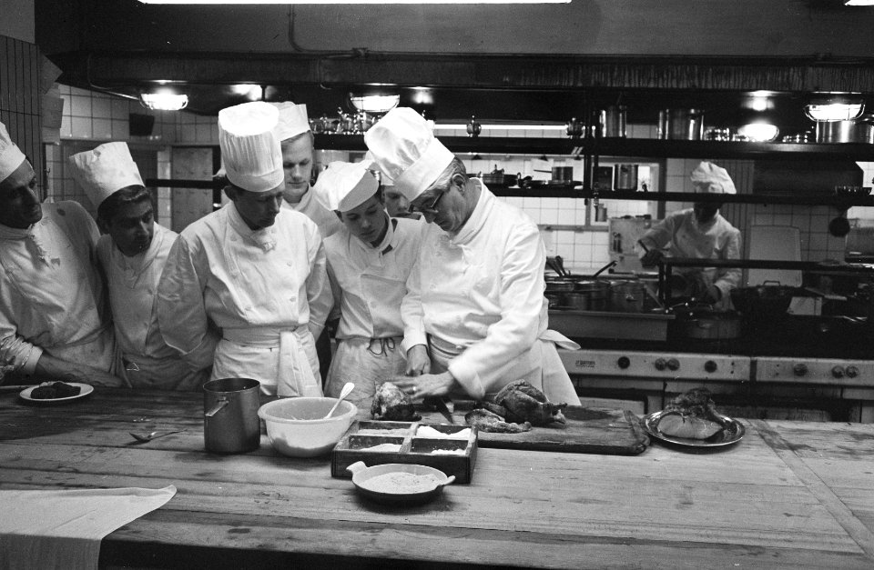Voorbereiding van koks van het Amstel Hotel, Bestanddeelnr 913-8039
