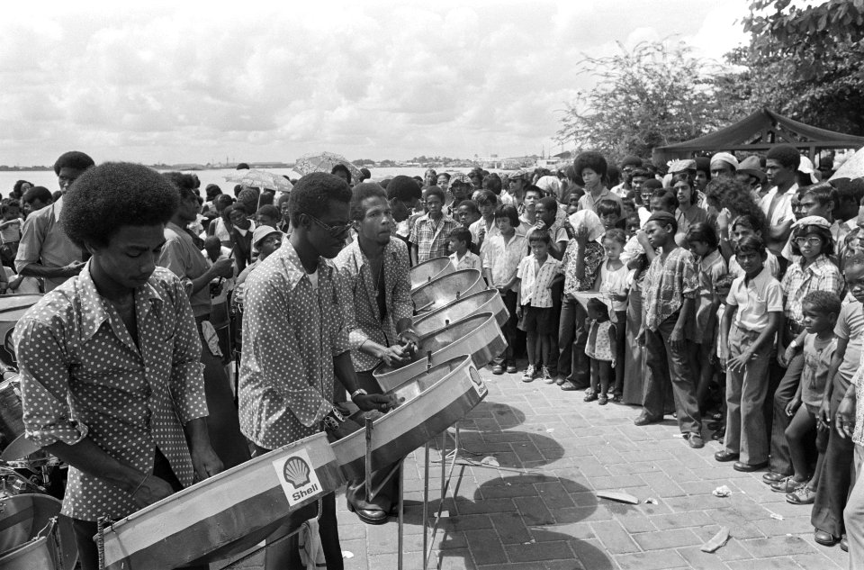 Voorbereiding onafhankelijkheid in Suriname Surinaams orkest in aktie, Bestanddeelnr 928-2872