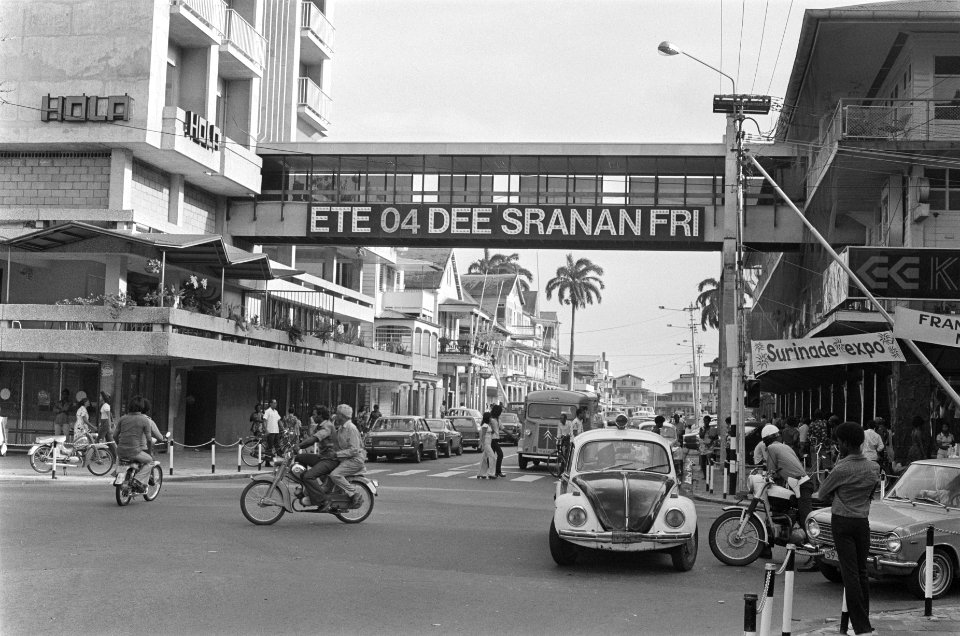 Voorbereiding onafhankelijkheid in Suriname straatbeelden met spandoeken ivm, Bestanddeelnr 928-2870