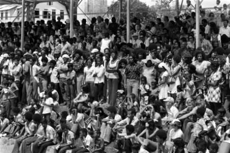 Voorbereiding onafhankelijkheid in Suriname toeschouwers bij bootraces, Bestanddeelnr 928-2874