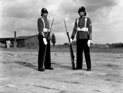 Voorbereidingen. De 425 nieuwe gala-uniformen voor drie ere-compagnieën van de G, Bestanddeelnr 900-0062