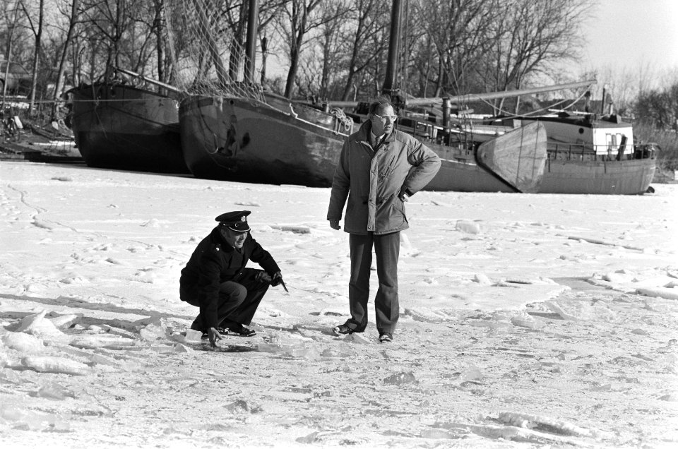 Voorbereiding 14e Elfstedentocht. IJsmeester Kroes (rechts naast de ijsveger) in, Bestanddeelnr 933-5774