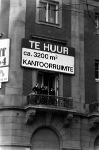 Voorbereiding Troonswisseling leden van de Mobiele Eenheid slaan vanaf het balk, Bestanddeelnr 930-7963