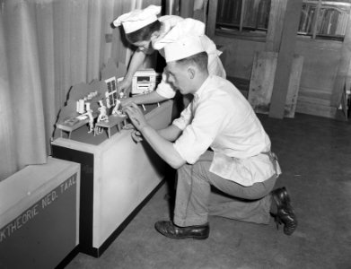 Voorbereiding Suikertentoonstelling Amsterdam, jongens op banketbakkerschool, Bestanddeelnr 907-0592