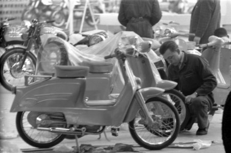 Voorbereiding 44e rijwieltentoonstelling in de RAI, inrichten stands met bromfie, Bestanddeelnr 912-1268