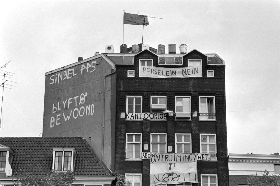 Vooraanzicht van het kraakpand aan Singel 445 te Amsterdam, Bestanddeelnr 931-6346