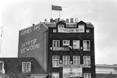 Vooraanzicht van het kraakpand aan Singel 445 te Amsterdam, Bestanddeelnr 931-6346