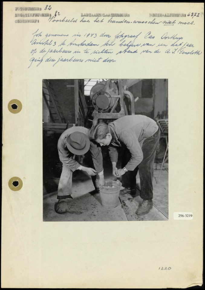 Voorbeeld van hoe men de handen niet moet wassen, Bestanddeelnr 256-3219