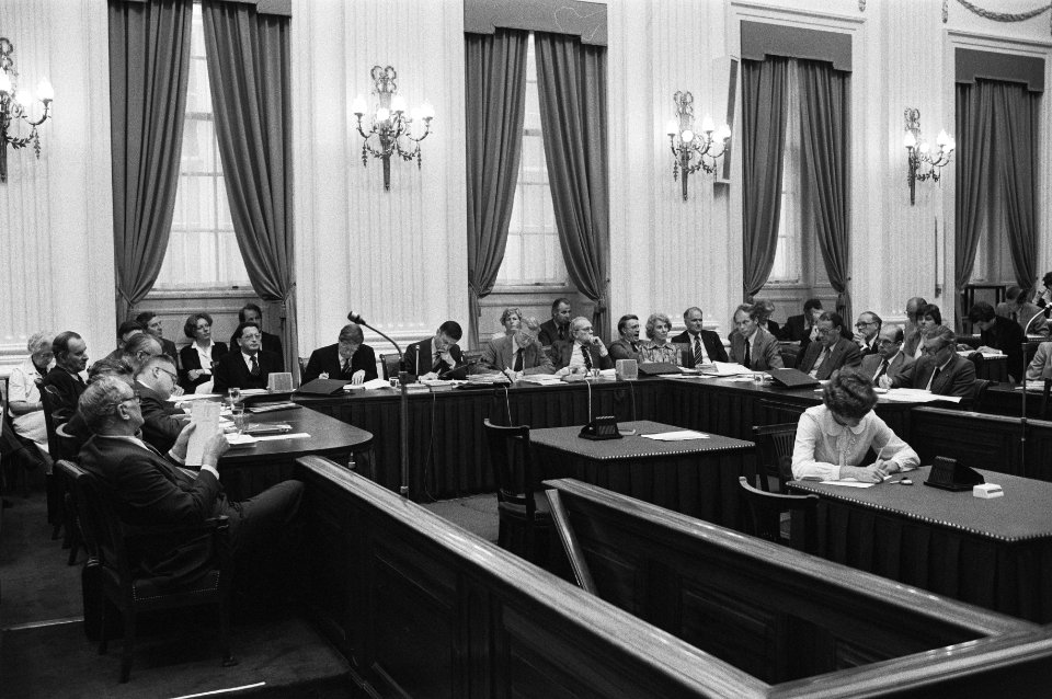 Vooraanzicht van de regeringstafel, Bestanddeelnr 930-4844