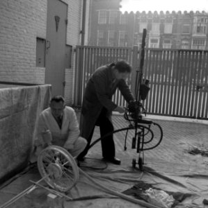 Voorbereiding tentoonstelling in Stedelijk Museum, Bestanddeelnr 912-1981