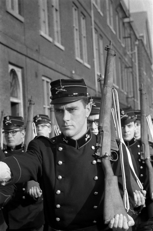 Voorbereiding voor defile van de Koninklijke Studenten Schietvereniging te Amste, Bestanddeelnr 911-7490