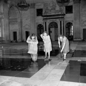 Voorbereidingen. De Burgerzaal in het koninklijk paleis krijgt een grondige scho, Bestanddeelnr 255-7016