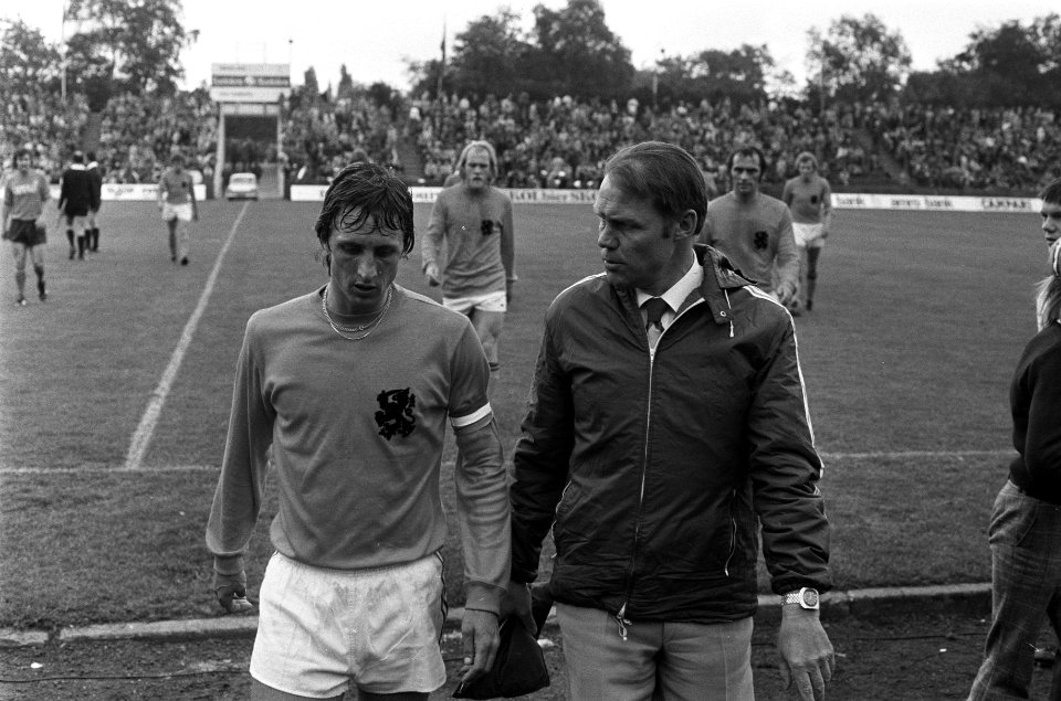 Voorbereiding voor WK voetbal 1974 Nederland tegen HSV Hamburg 2-1, Cruijff en M, Bestanddeelnr 927-2106