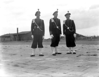 Voorbereidingen. De 425 nieuwe gala-uniformen voor drie ere-compagnieën van de G, Bestanddeelnr 900-0069