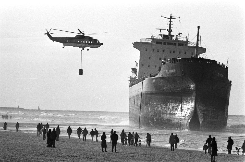 Voorbereiding voor de berging van het bij Wassenaar aan de grond gelopen schip R, Bestanddeelnr 933-5402