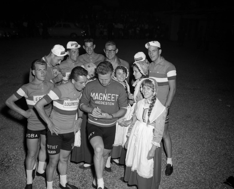 Voorbereiding Tour de France in Mulhouse (Frankrijk) Nederlandse renners delen h, Bestanddeelnr 910-4637