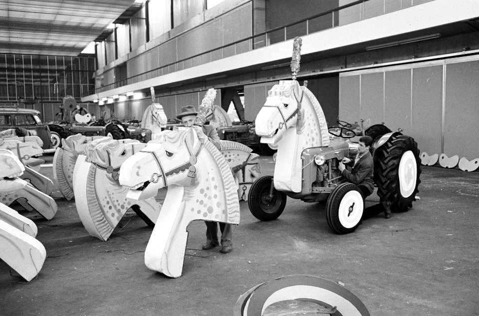 Voorbereiding Sinterklaas verbouwen van tractoren, Bestanddeelnr 913-1917