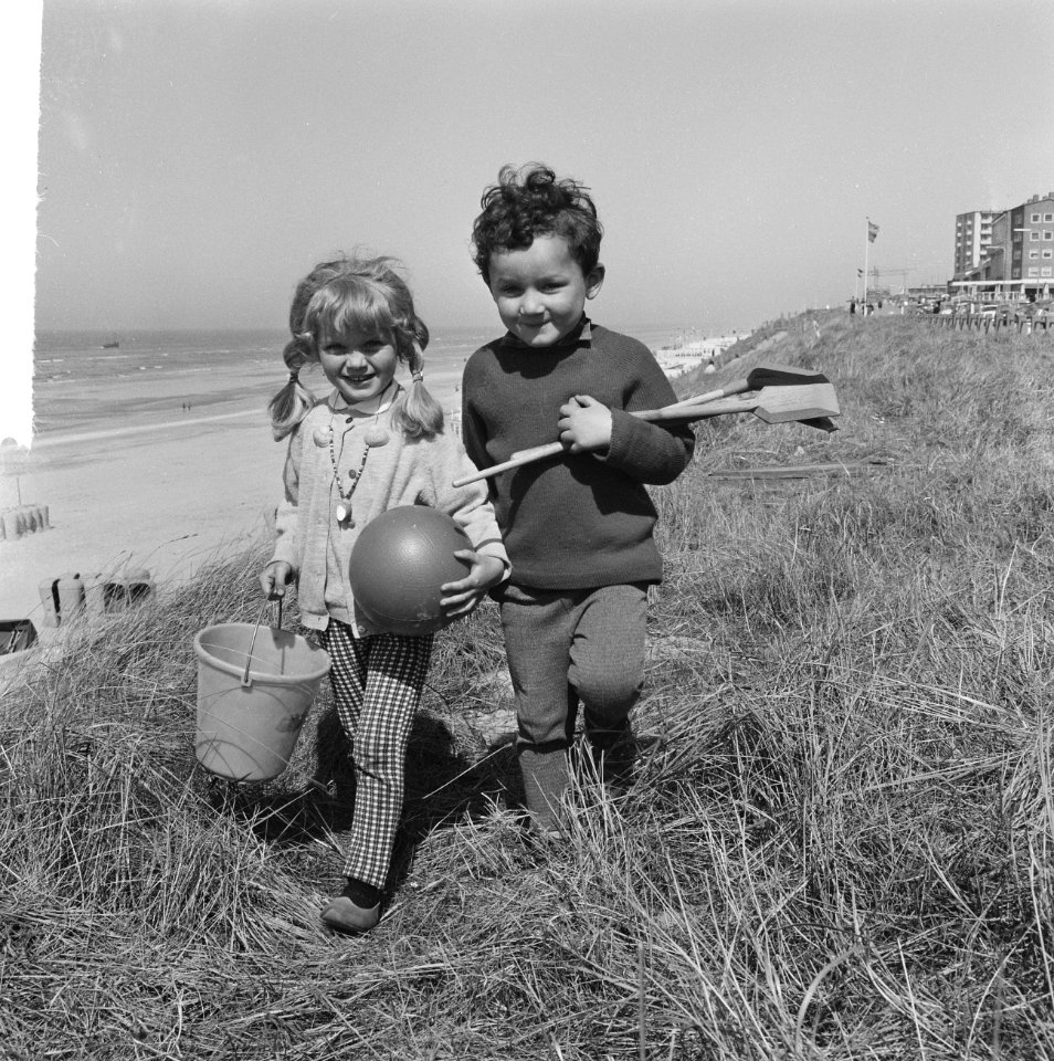 Voorjaar Joekie en Mikky met scheppen, emmer en bal naar strand, Bestanddeelnr 916-3094