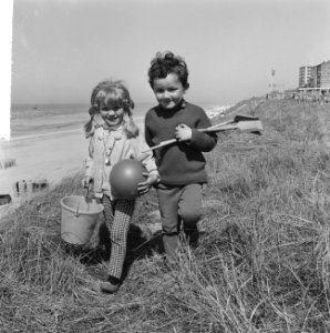 Voorjaar Joekie en Mikky met scheppen, emmer en bal naar strand, Bestanddeelnr 916-3094