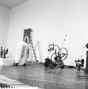 Voorbereiding tentoonstelling in Stedelijk Museum, Bestanddeelnr 912-1975