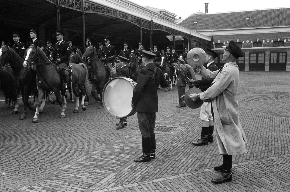 Voorbereiding Prinsjesdag. Paarden worden gewend aan het lawaai, Bestanddeelnr 912-9368