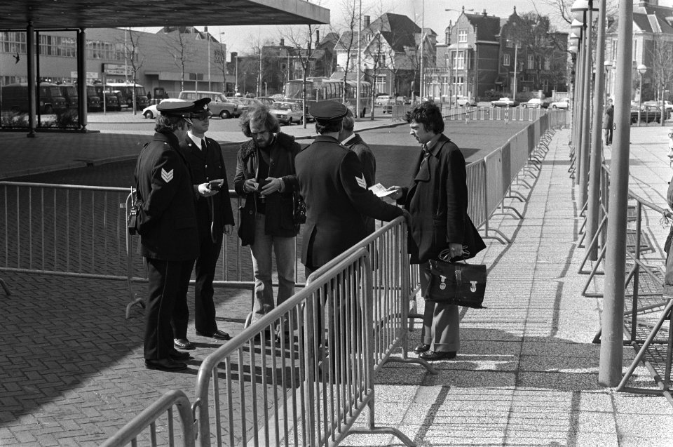 Voorbereiding Songfestival in Congresgebouw in Den Haag afzettingen en politieco, Bestanddeelnr 928-4927