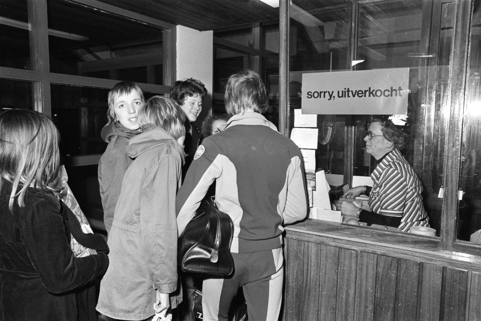 Voorbereiding WK-schaatsen in Heerenveen bouw tribune in ijsstadion en bordjes , Bestanddeelnr 929-0223