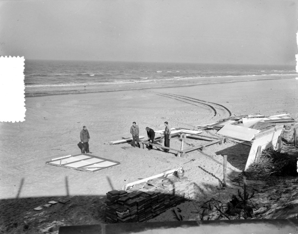 Voorjaar nadert in Zandvoort opbouw strandterras, Bestanddeelnr 907-0000